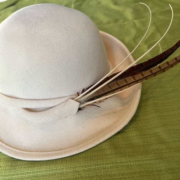 Elegant Cream Mr John Vintage Wool Felt Hat with Pheasant Feather Detail - Picture 3 of 9